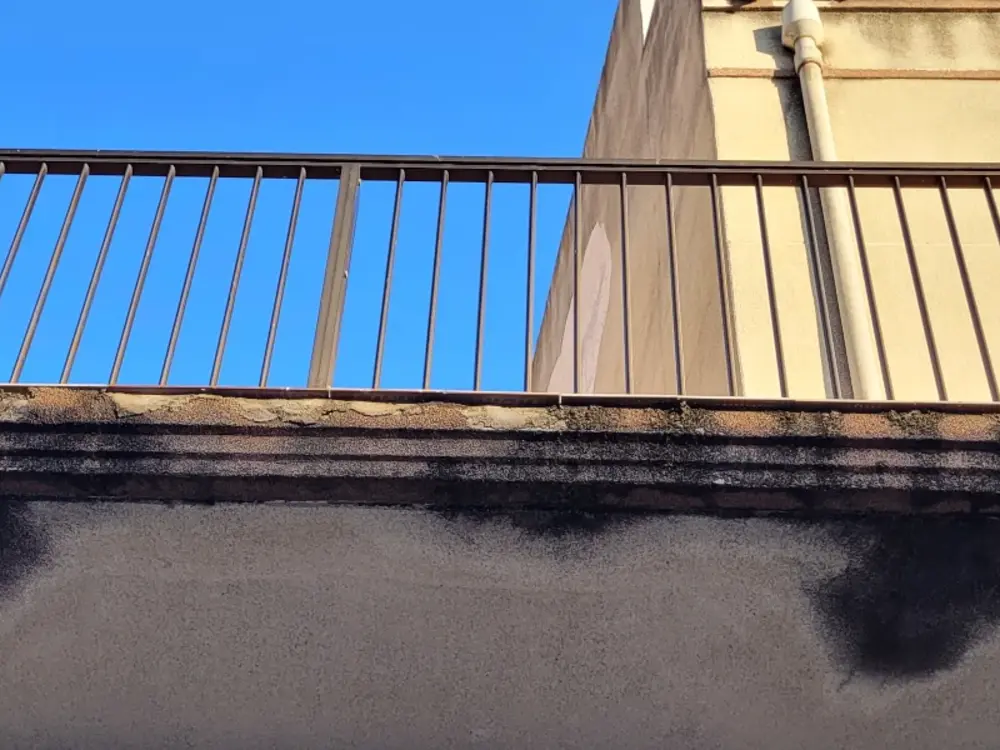 Balkon mit Feuchteschäden an der Unterseite